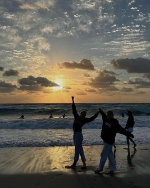 Members of the Class of 2024 woke up early during the last Monday of classes
in order to welcome in their last week with a beachside sunrise celebration in
Juno. The group shared donuts, entered the surf, and reflected on their Benja-
min experiences.
